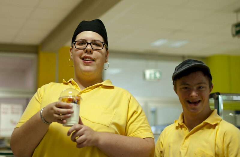 KundInnen arbeiten im Schulbuffet Koeflach