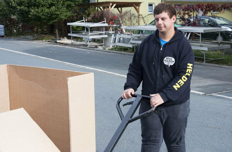 Mann mit Stapelwagen